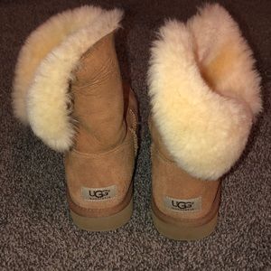 Ugg Bailey Button in chestnut sz 9